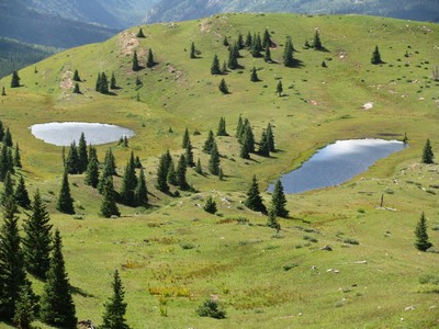 Deux petits lacs en contre bas du trail