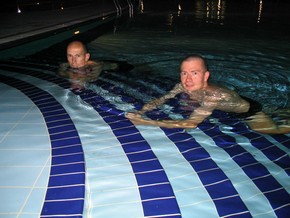Père Fou et Jean No dans la piscine royale