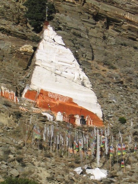 Marpha - Flan de montagne peint comme les mini stupas à l'entree des villages