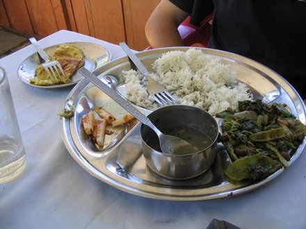 Entre Tatopani et Ghorapani - Lunch et Dal Bhat vers Sikha