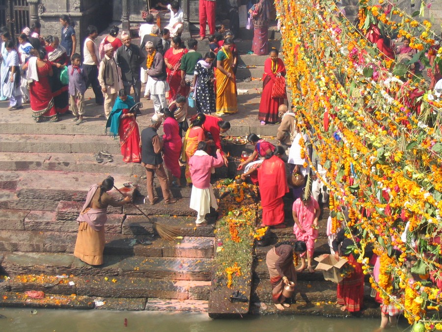 Pashupatinath - Bains rituels ablutions et offrandes sur les berges du Bagmati