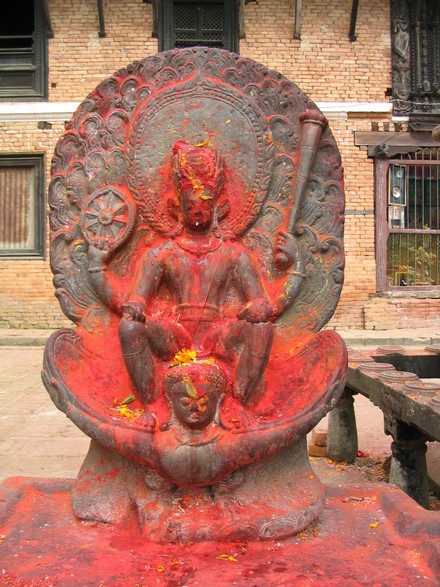 Entre Nagarkot et Bhaktapur - Changu Narayan Image de Vishnu chevauchant Garuda qui figure sur les billets de 10 Rps