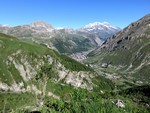Vue sur Val d'Isère dans la montée du Col de l'Iseran
