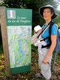 Elodie et Antoine devant la carte du Tour du Lac de Vouglans